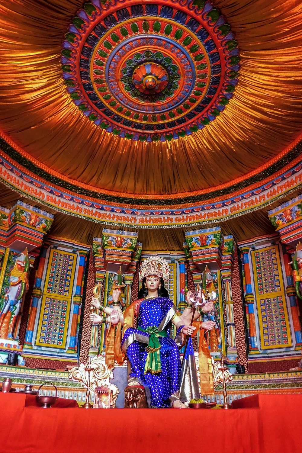 Intérieur de la cathédrale dorée et rouge