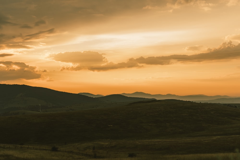 Le soleil se couche sur une chaîne de montagnes