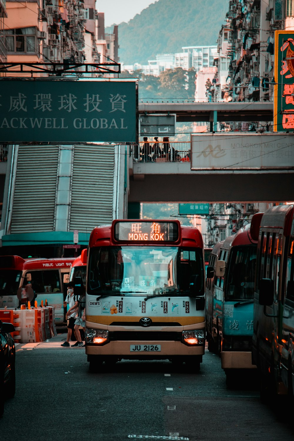Autobús rojo y negro de dos pisos en carretera durante el día
