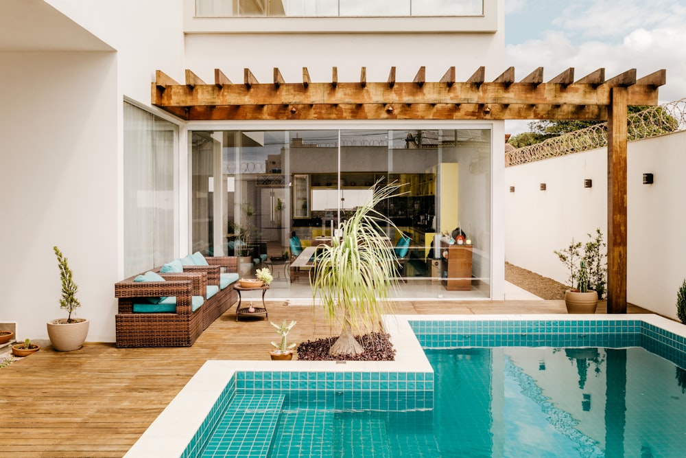 Mesa de madera marrón cerca de la piscina