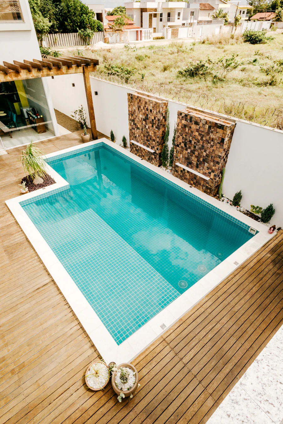 Alberca elegante con agua azul y vegetación