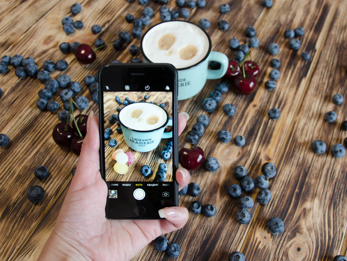 Social-Media-Content-Erstellung in einem Café, Platzhalterbild