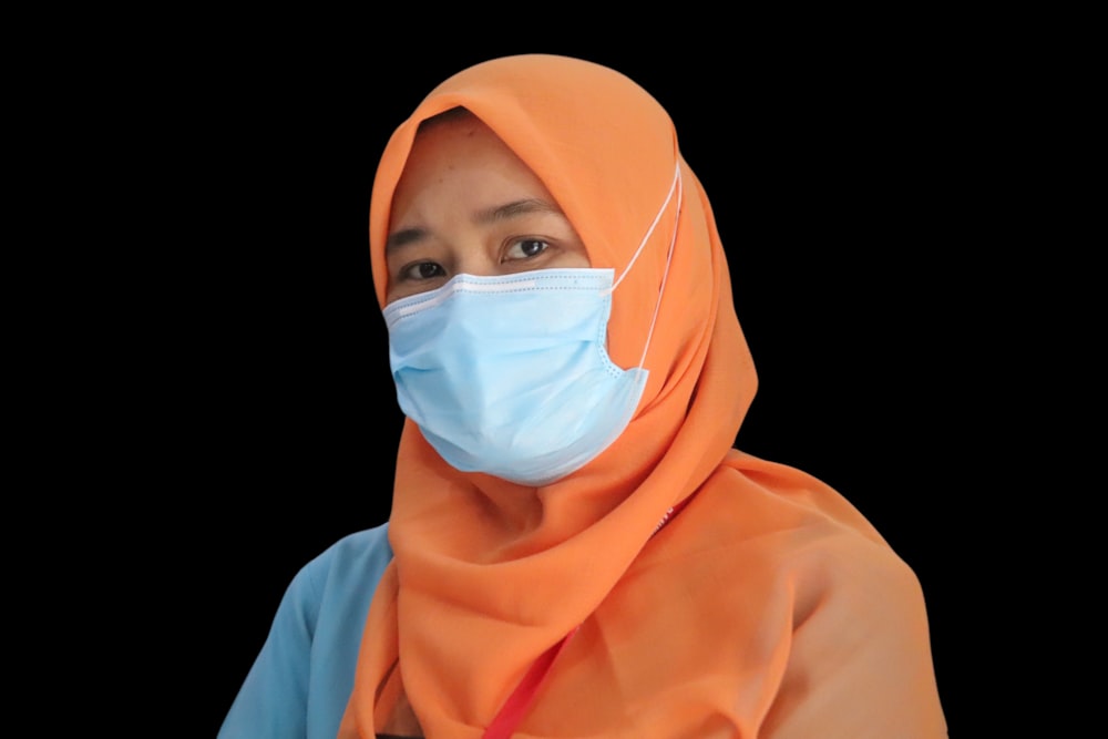 Frau in orangefarbenem Hijab und weißem Hijab