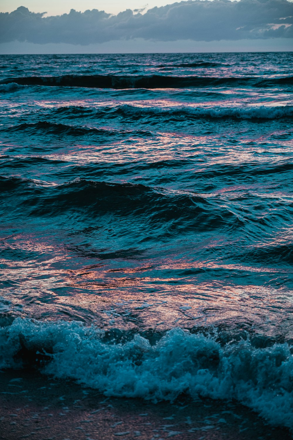 Vagues bleues de l’océan pendant la journée