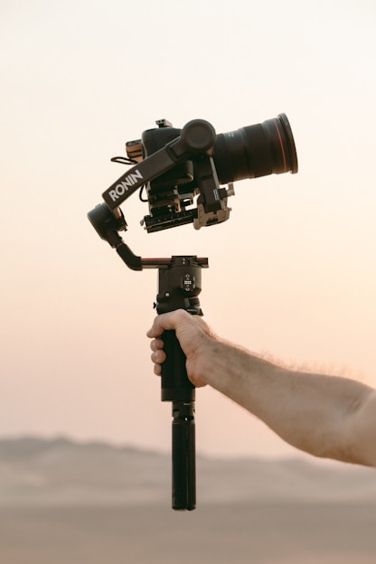 Personne tenant une camera à la main