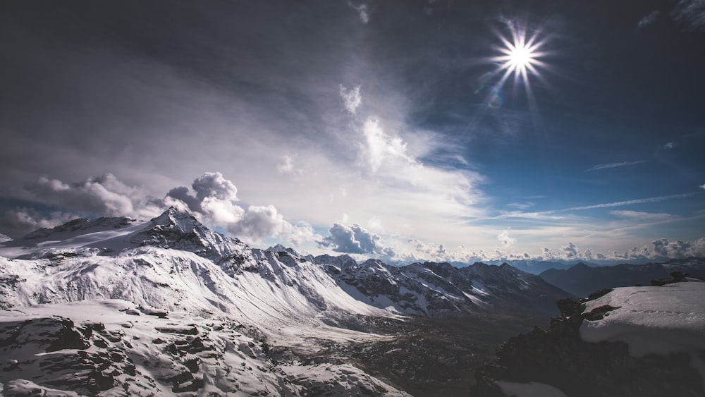 montagna coperta di neve sotto il cielo blu durante il giorno