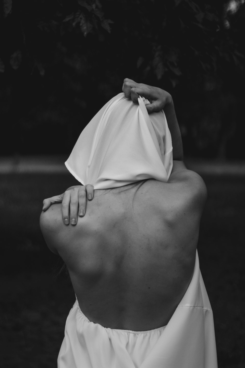 白いヒジャーブをかぶった女性のグレースケール写真