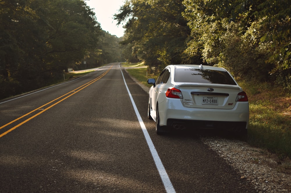 Coche blanco en la carretera durante el día