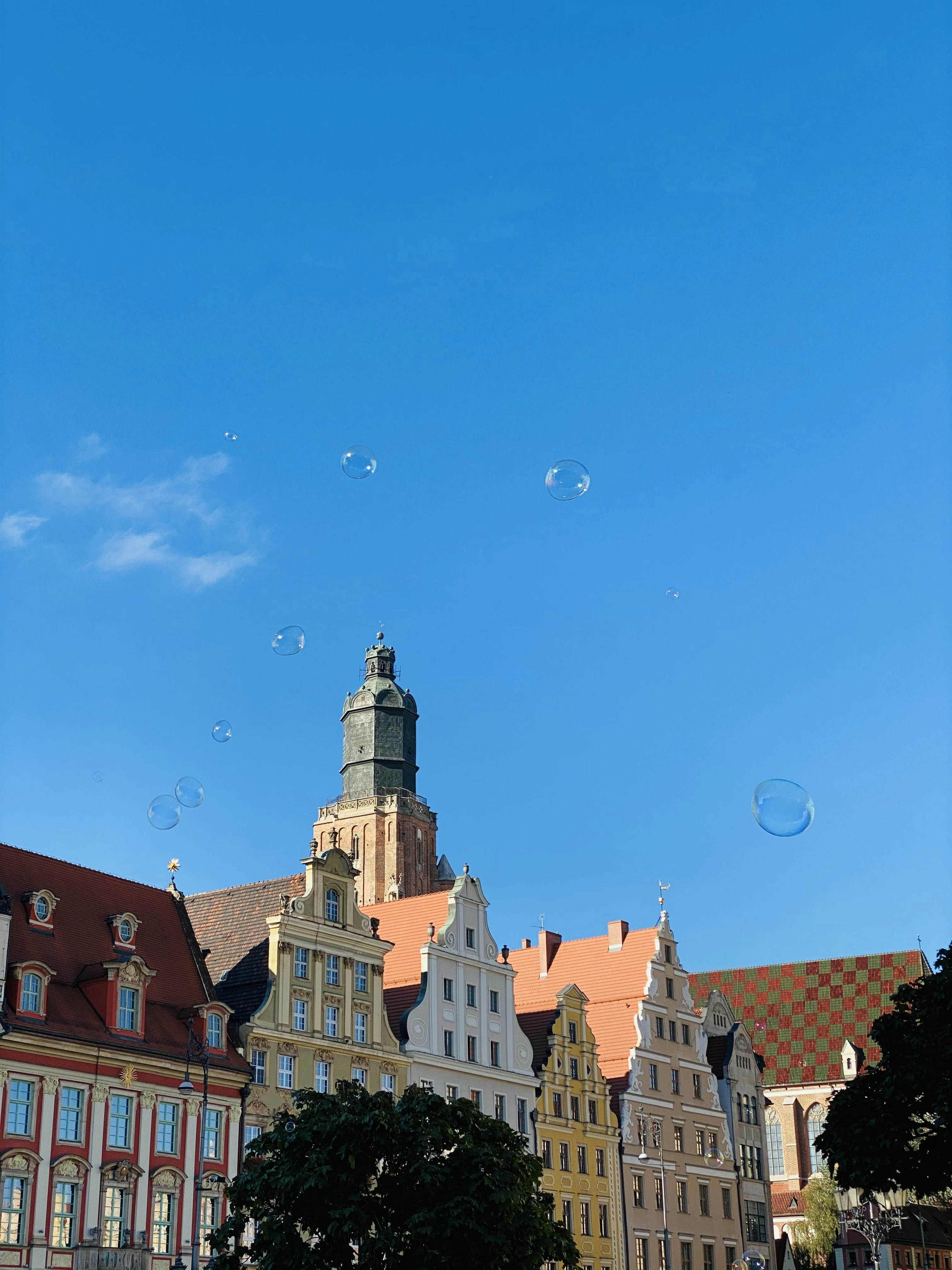 edificio in cemento marrone e bianco sotto il cielo blu durante il giorno