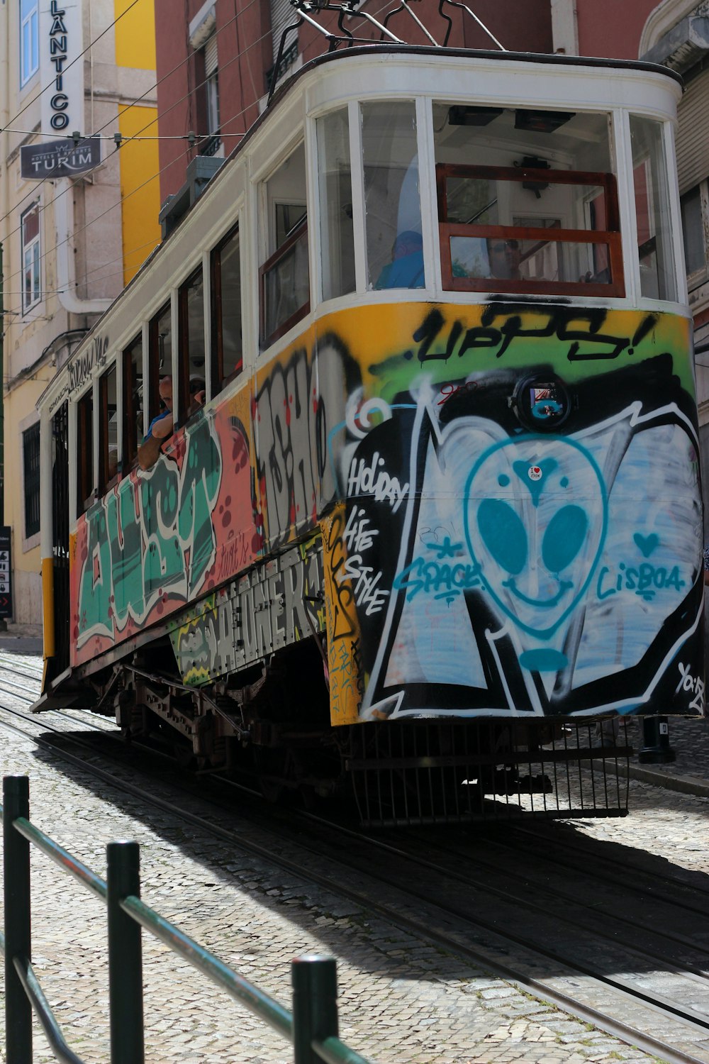 Train jaune et bleu sur les voies ferrées