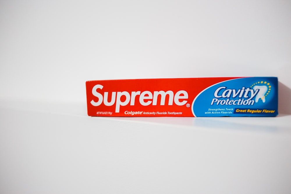 Colgate Zahnpasta Box auf weißer Oberfläche