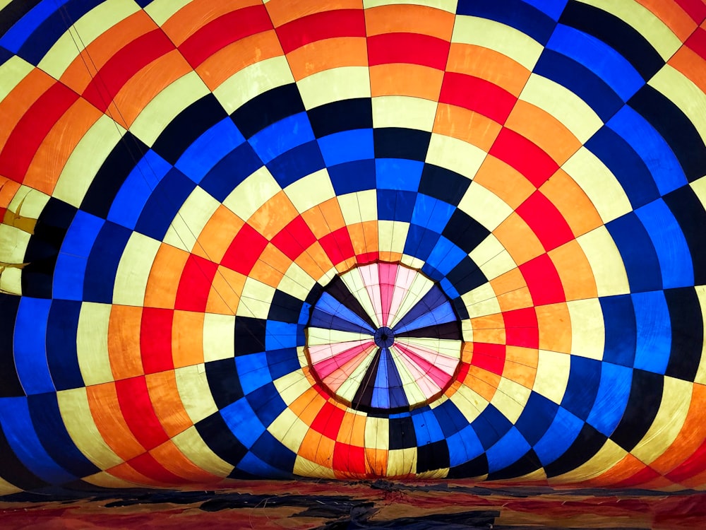 globo aerostático multicolor rojo, amarillo, azul y verde