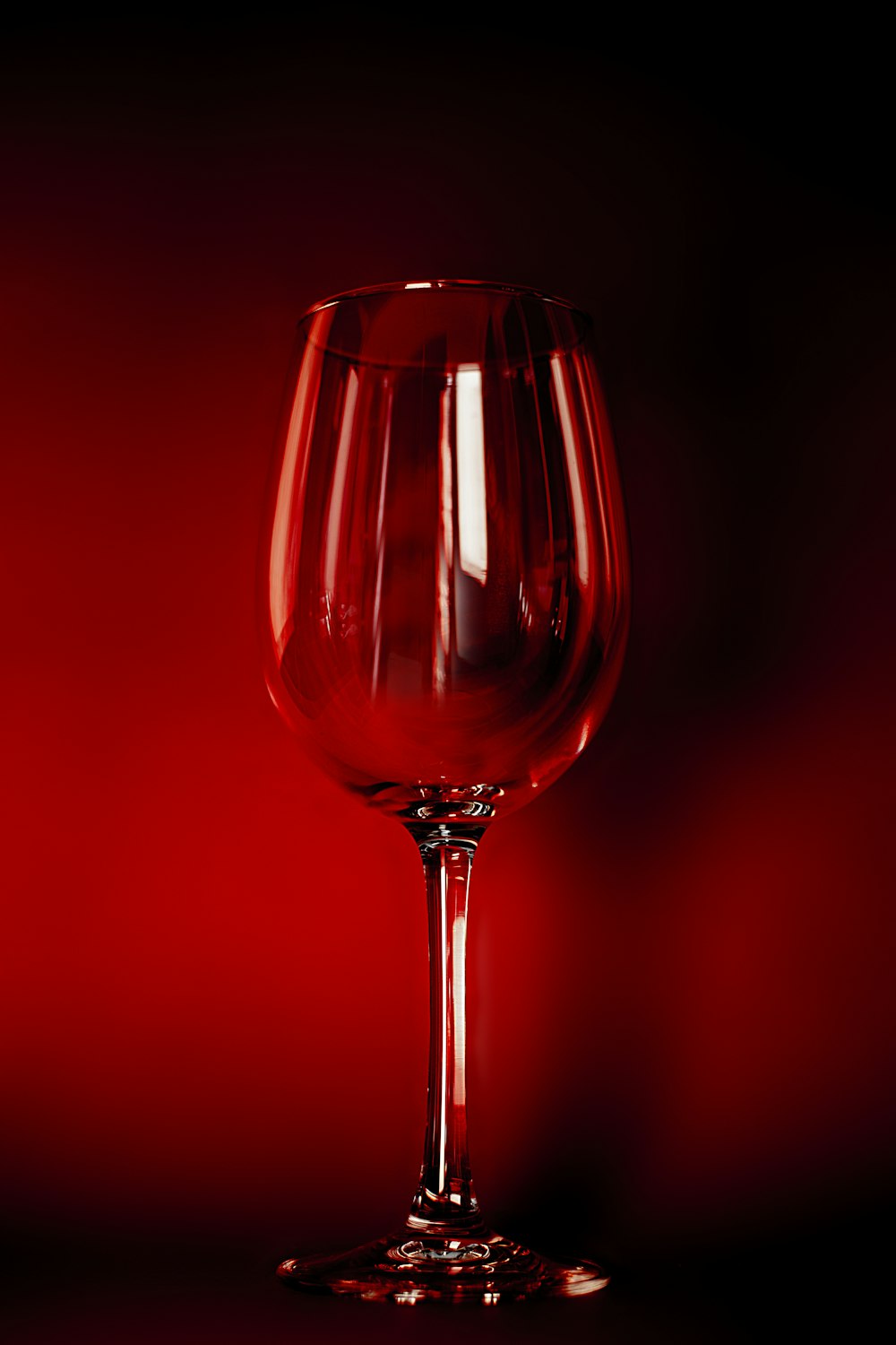 맑은 와인 잔에 담긴 레드 와인