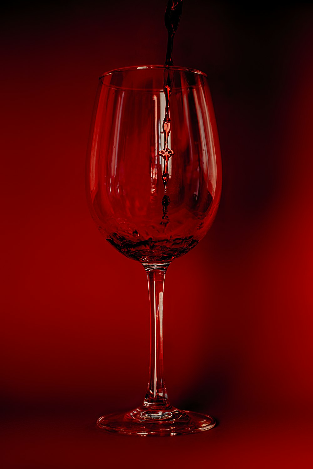 澄んだワイングラスに赤ワイン