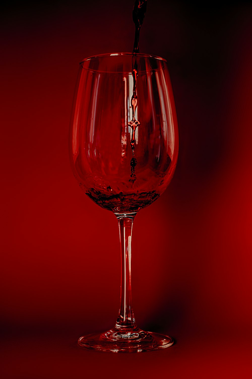 vin rouge dans un verre à vin transparent