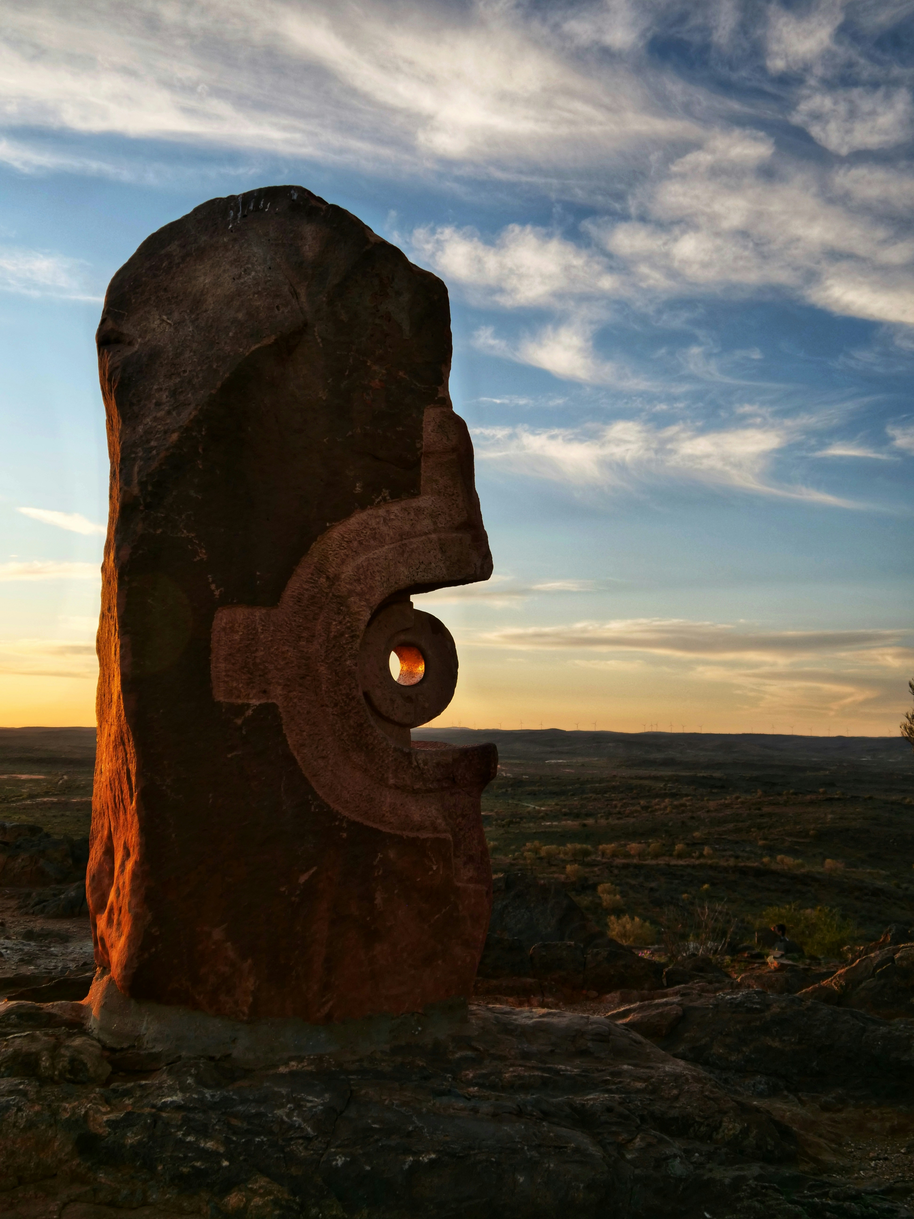 Formación rocosa marrón bajo nubes blancas durante el día