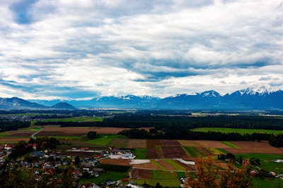 A scenic view of rural properties in the Chilean countryside with mountains in the background.