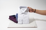 Persona con camisa blanca abotonada