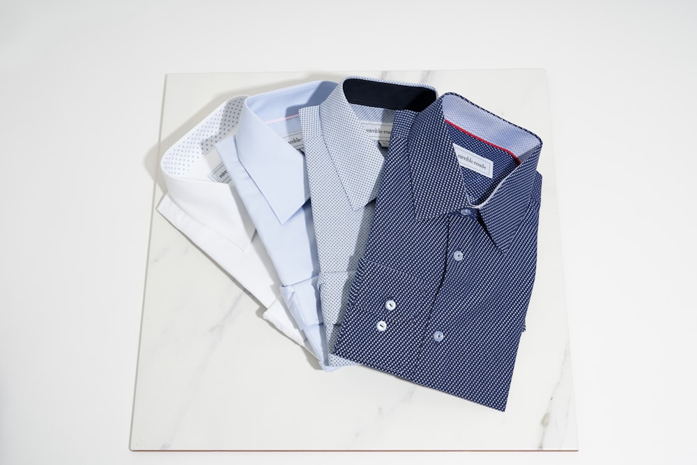 Camisa azul abotonada sobre mesa blanca