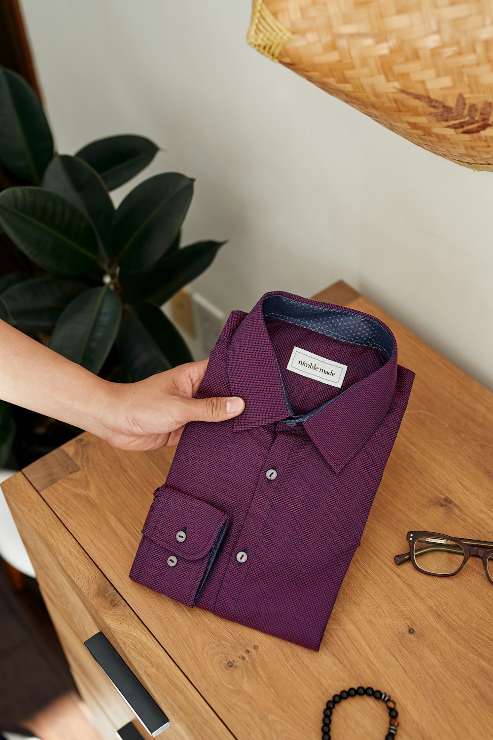 Chemise bouton violet sur table en bois marron