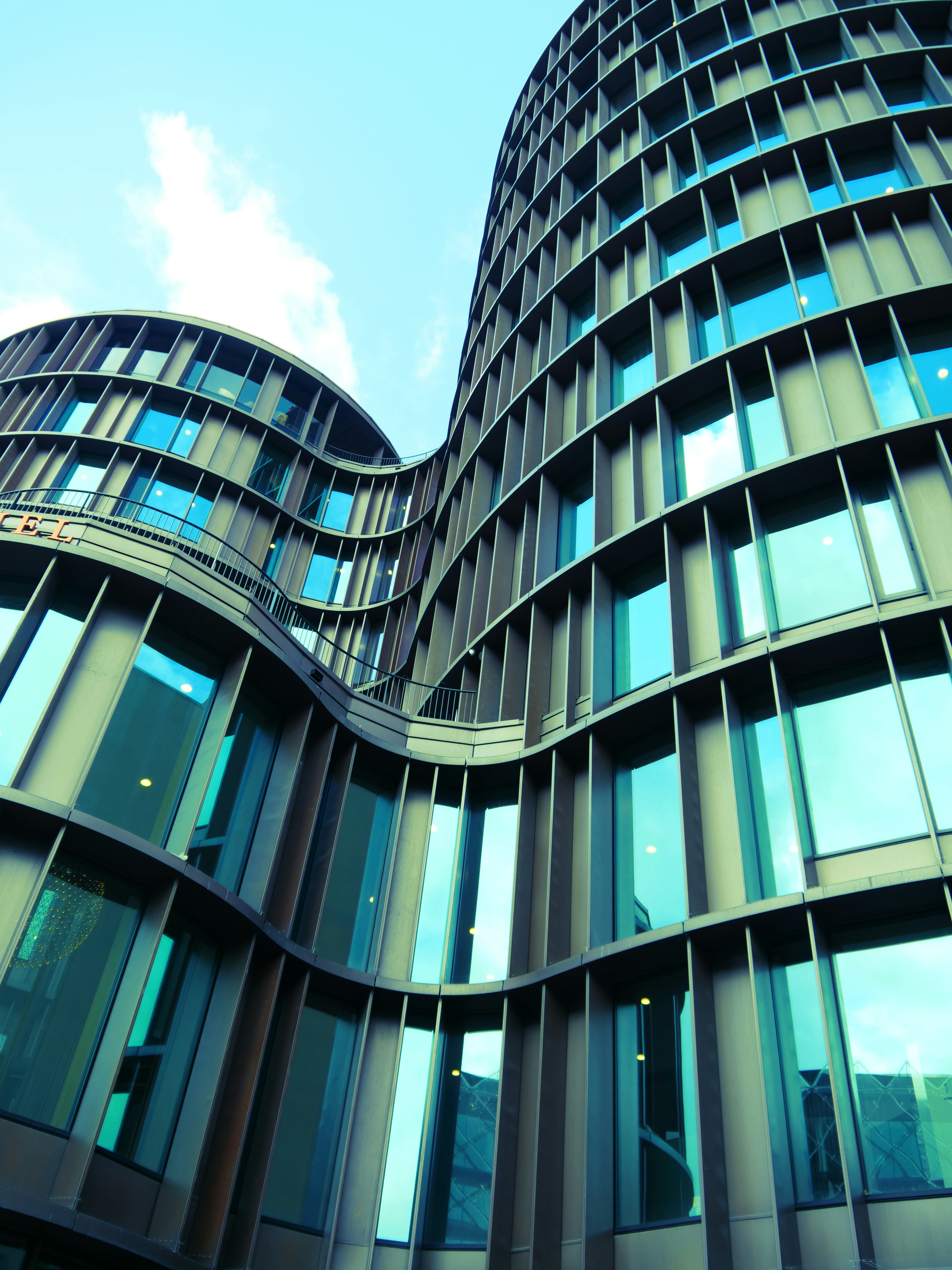 Edificio de hormigón verde y blanco