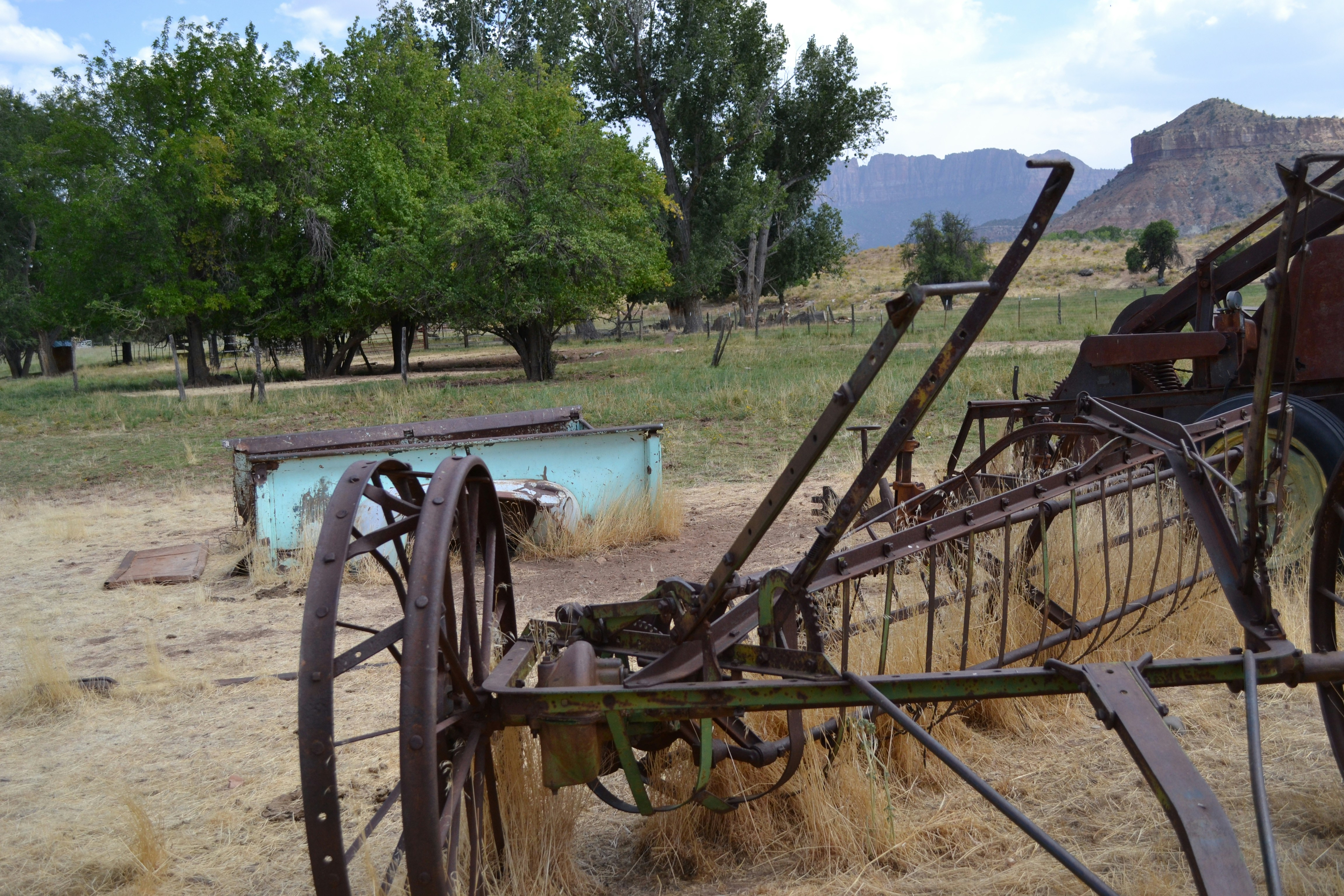 blue and black metal machine