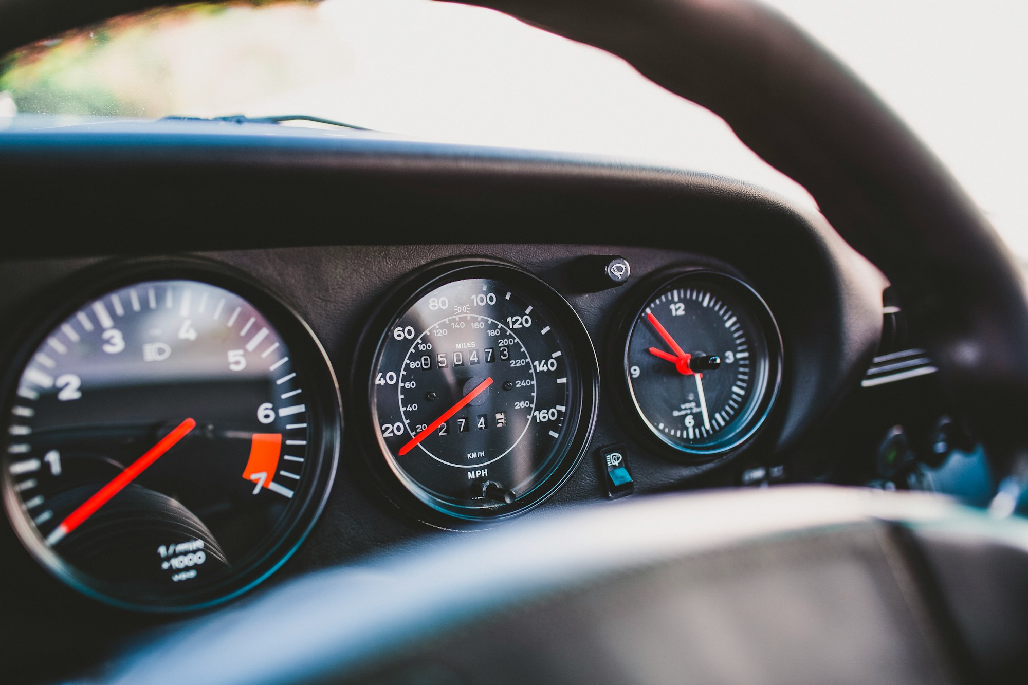 Vintage classic oldtimer sports car: Porsche 911 cockpit interieur