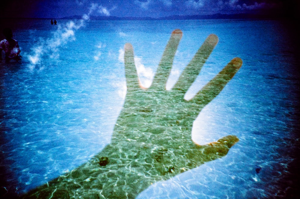 Las personas tienen la mano sobre el agua