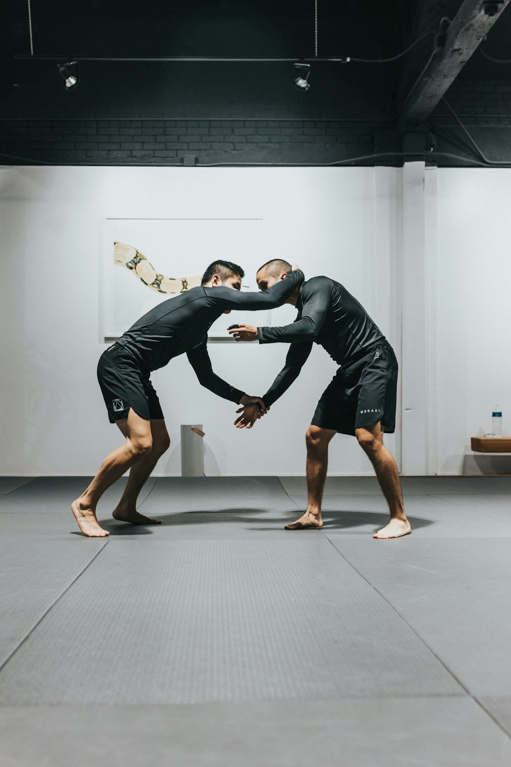 Mann in schwarzem T-Shirt und schwarzen Shorts beim Push-up