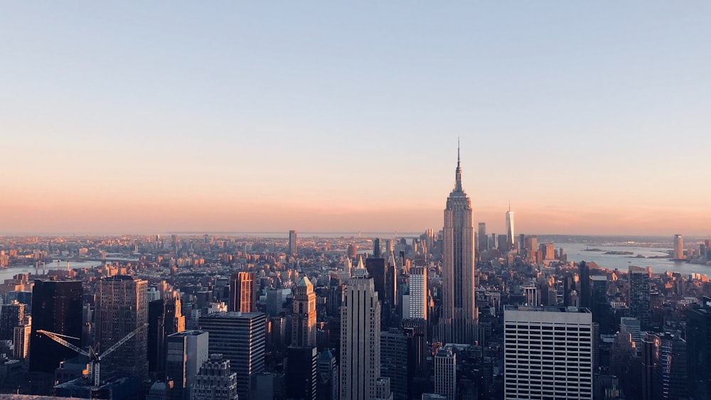 vista aérea dos edifícios da cidade durante o dia