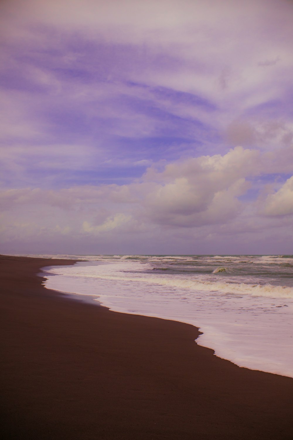 ondas do oceano batendo em terra durante o dia