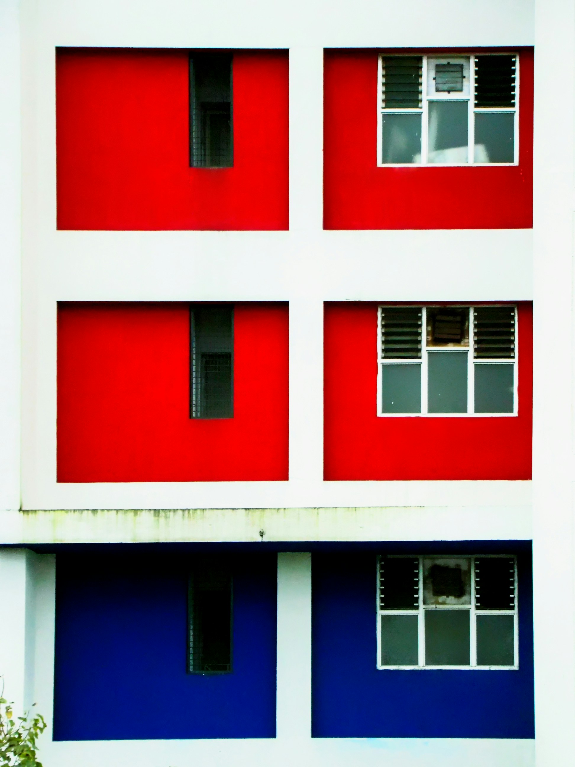 Edificio de hormigón rojo y blanco
