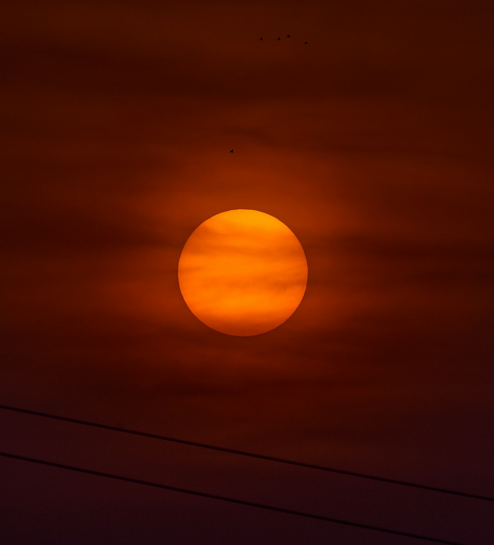 Soleil dans le ciel au coucher du soleil