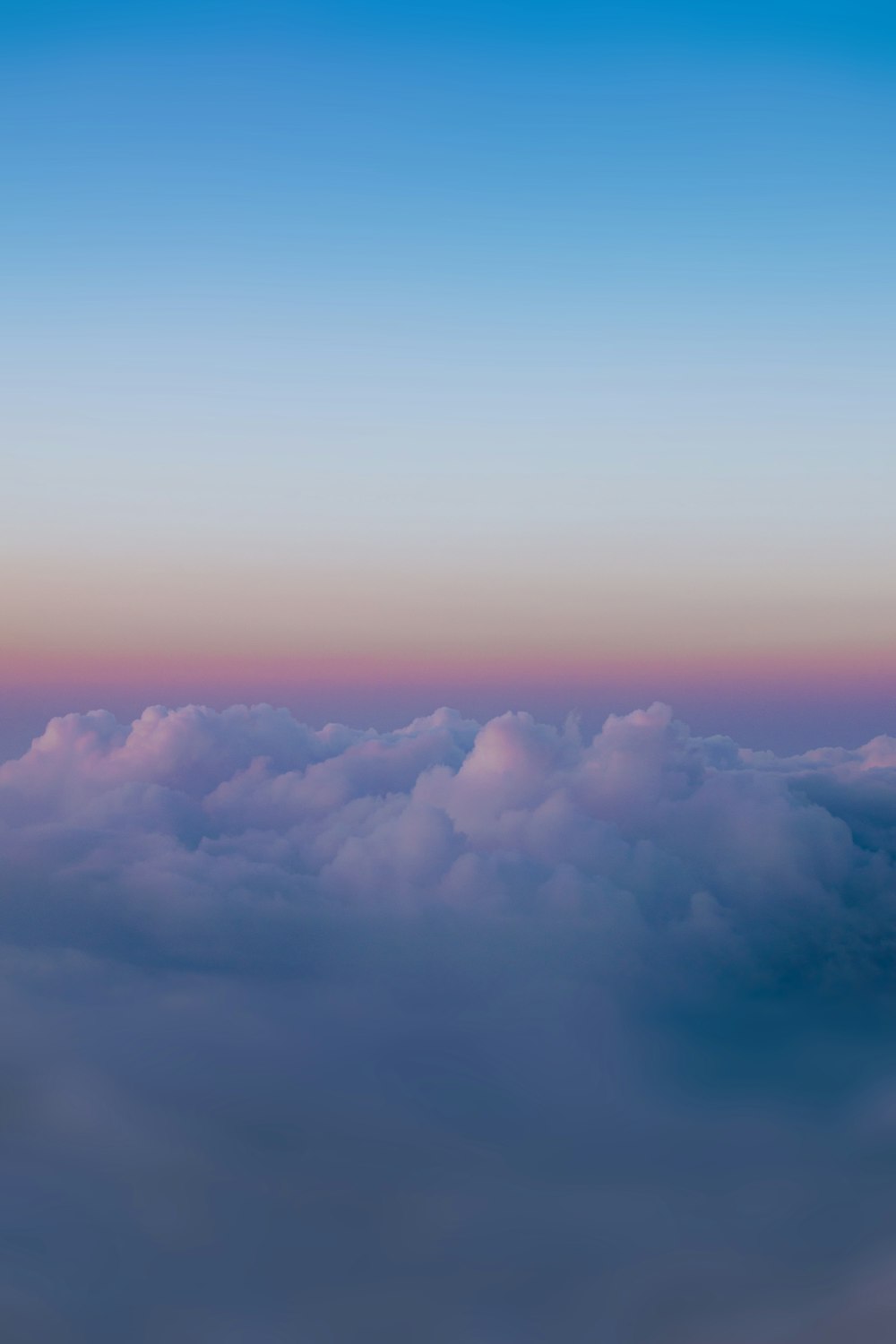 昼間の白い雲と青い空