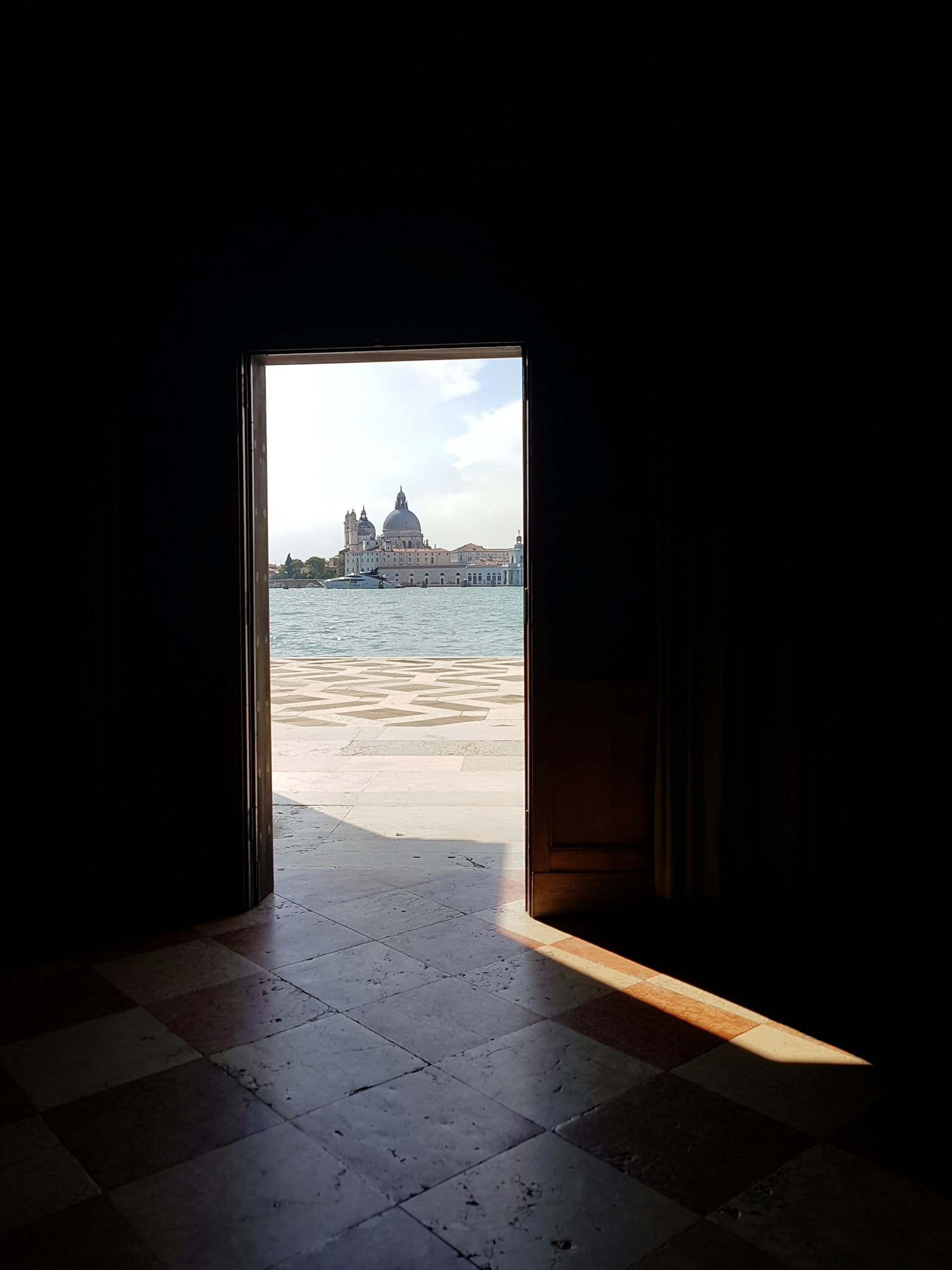 black and white bed linen