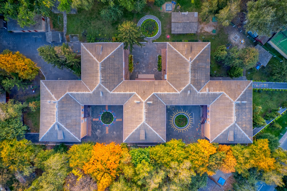 緑の木々と灰色のコンクリートの建物の航空写真