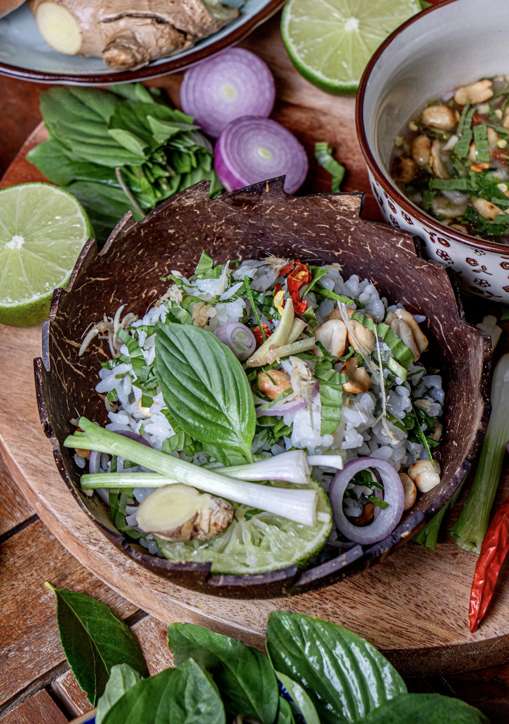 Ensalada de verduras en cuenco de madera marrón