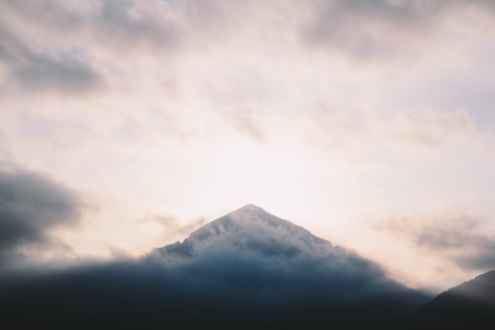 灰色の曇り空の下の山