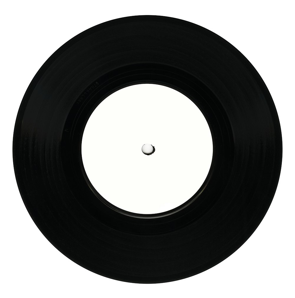 disco de vinil preto no fundo branco