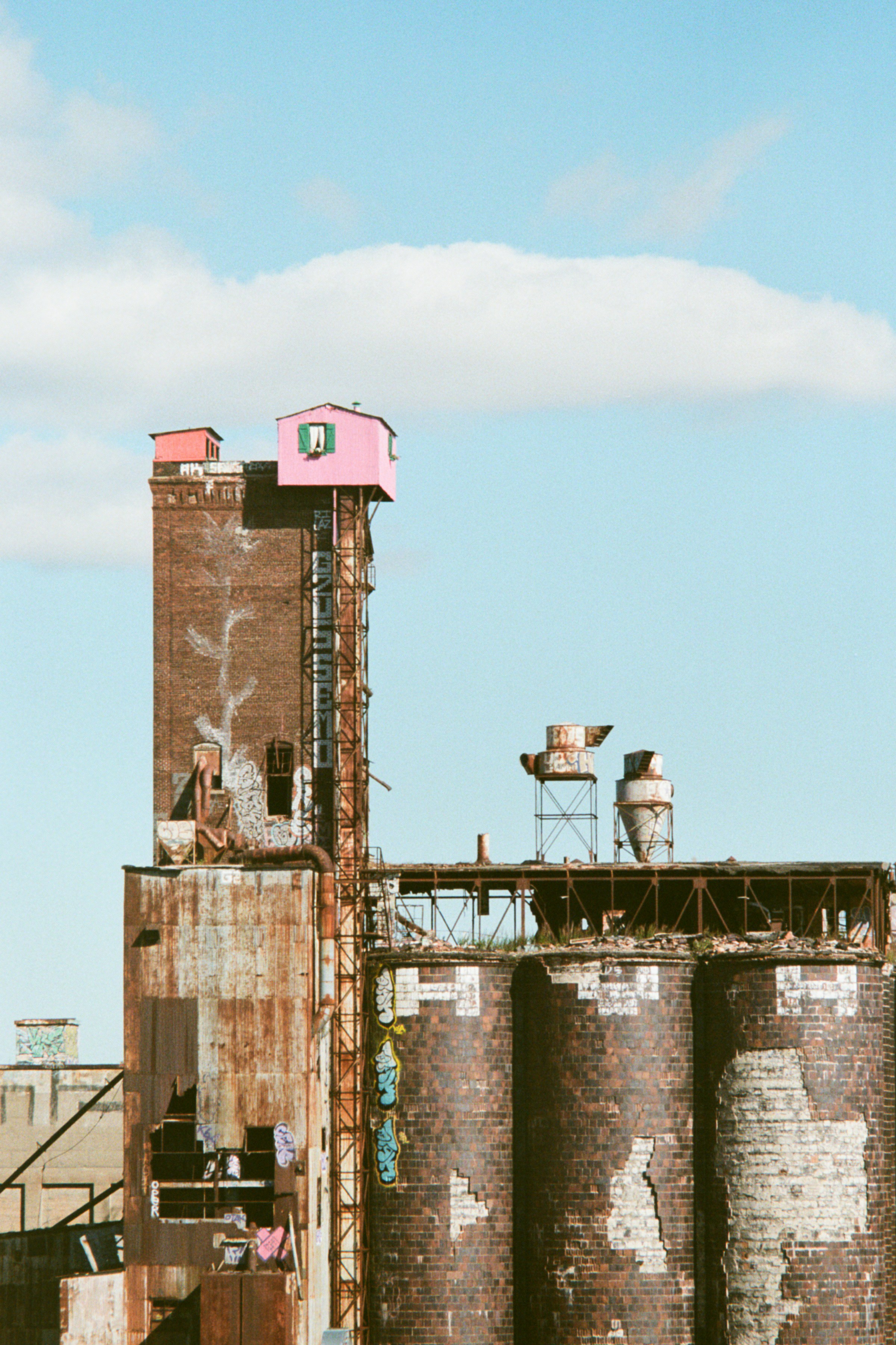 Braun-weißes Betongebäude unter blauem Himmel tagsüber