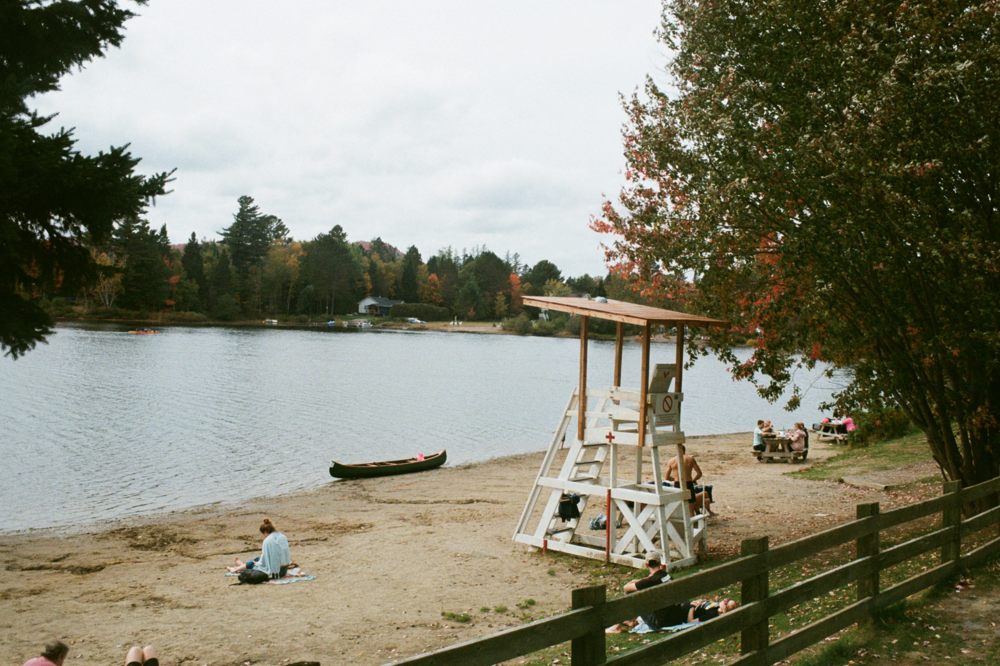 Menschen, die tagsüber am Strandufer stehen
