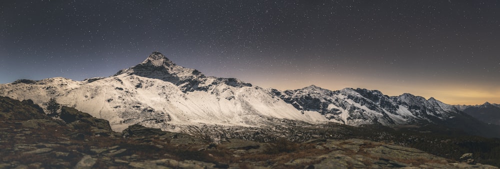 montagnes enneigées pendant la journée