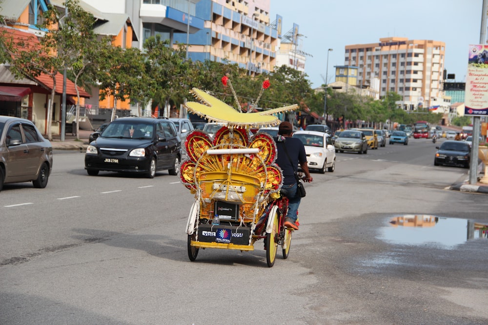 Menschen, die tagsüber auf roten und gelben Trikes auf der Straße fahren