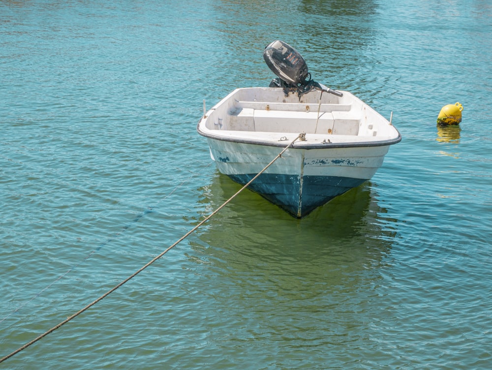 Barco blanco y verde en el cuerpo de agua durante el día