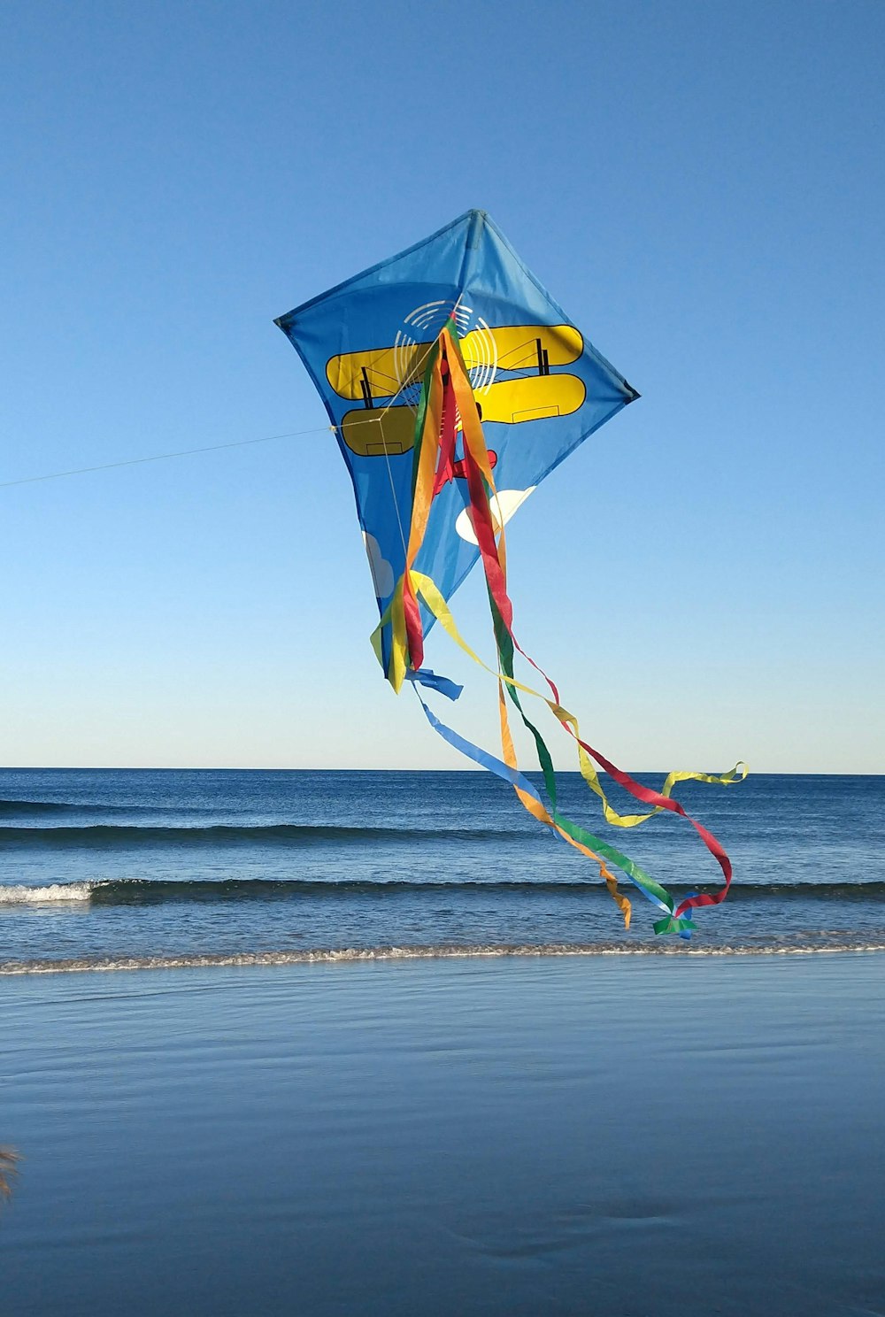 gelber, roter und blauer Sonnenschirm am Strand tagsüber