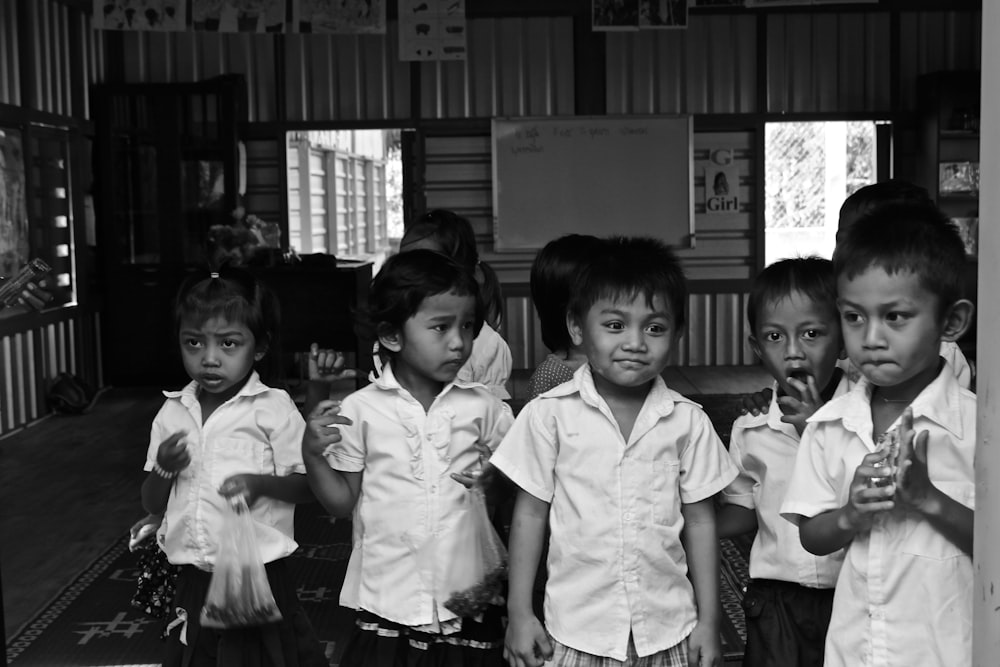 Foto en escala de grises de niños con uniforme escolar