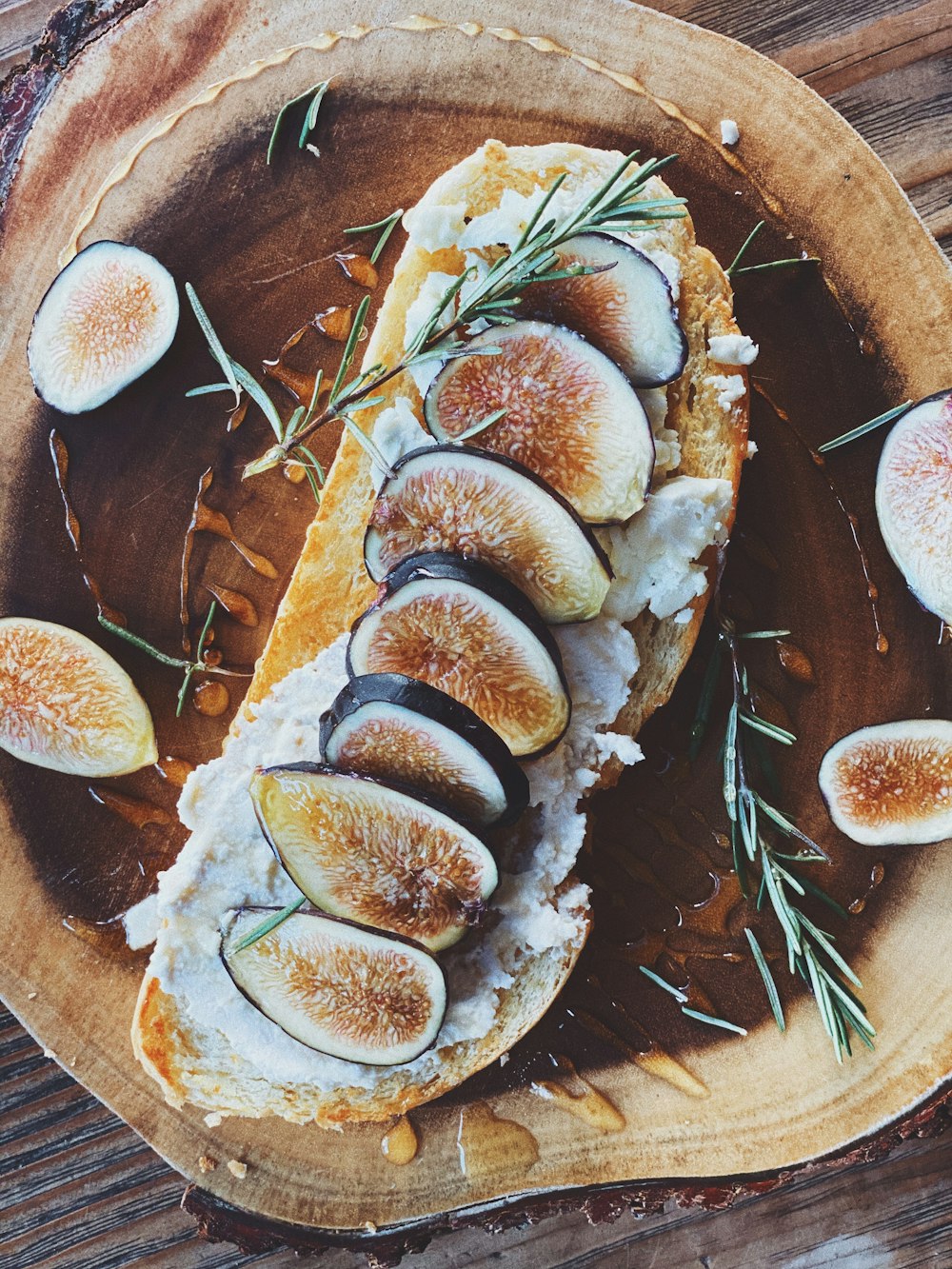 Fette di pane su piatto rotondo di legno marrone