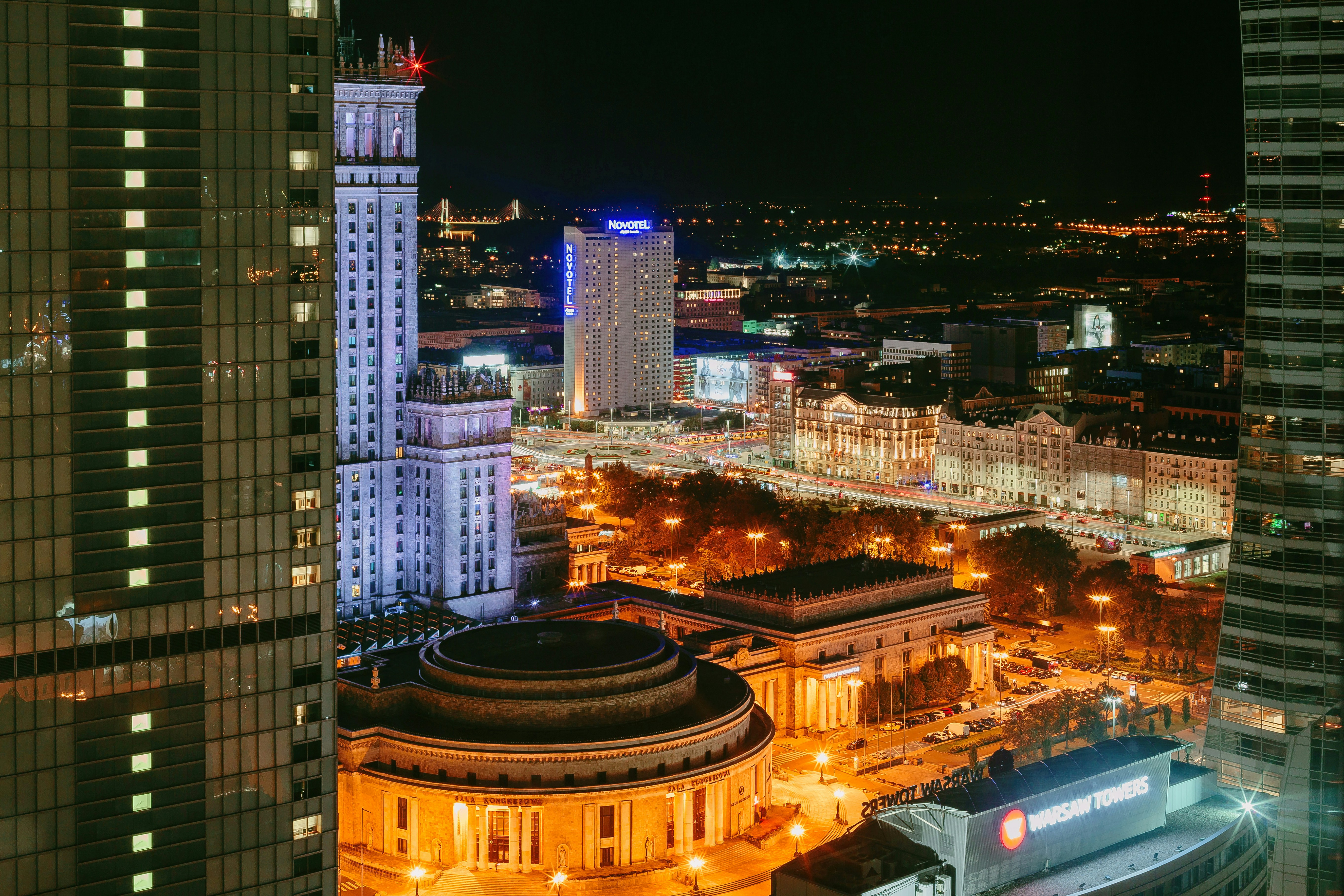 Edificios de gran altura durante la noche