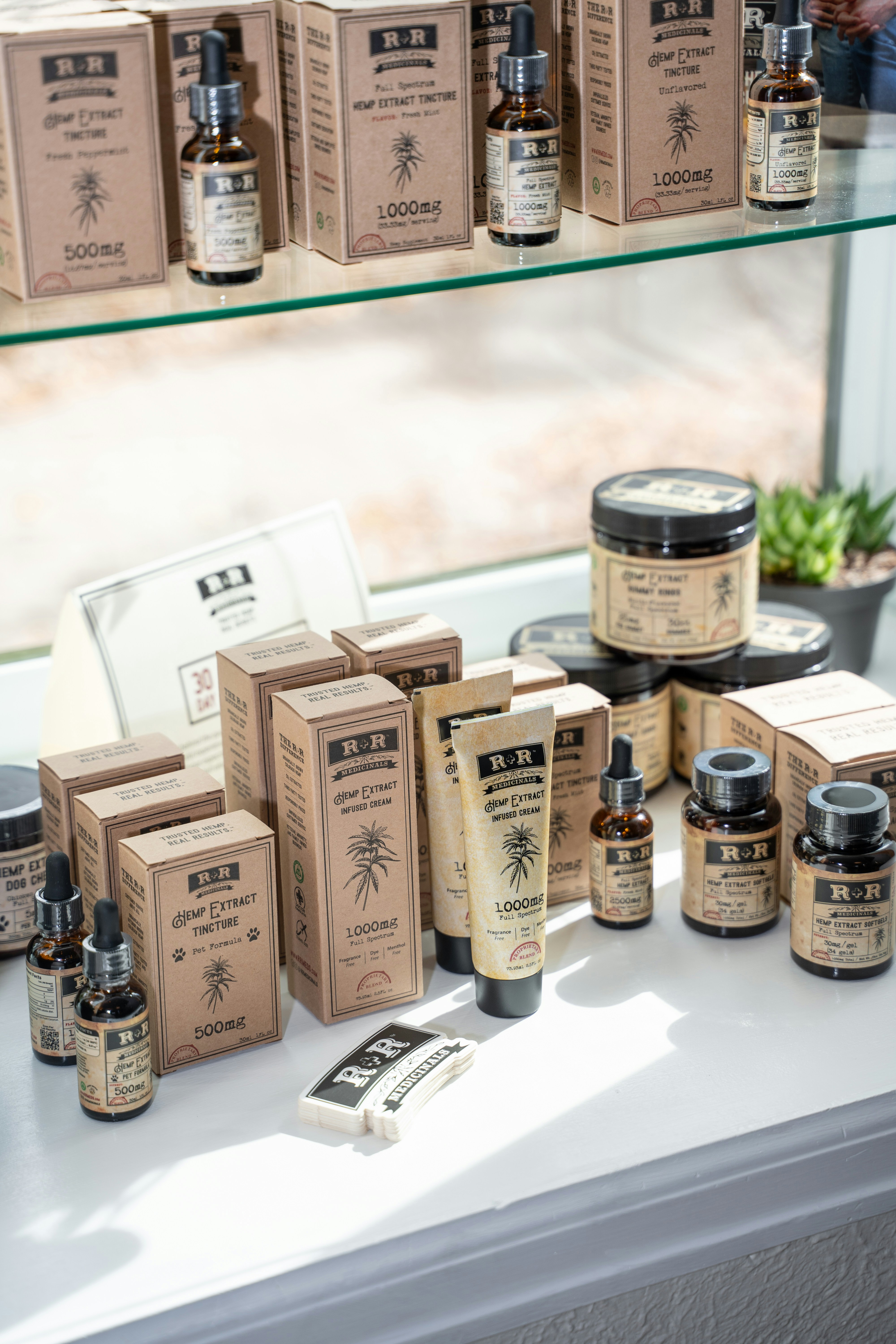 갈색과 흰색 라벨이 붙은 병