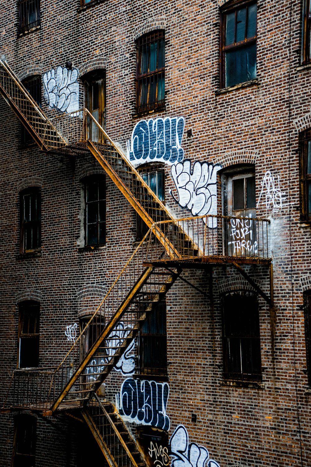 Bâtiment en brique brune avec échelle en métal jaune